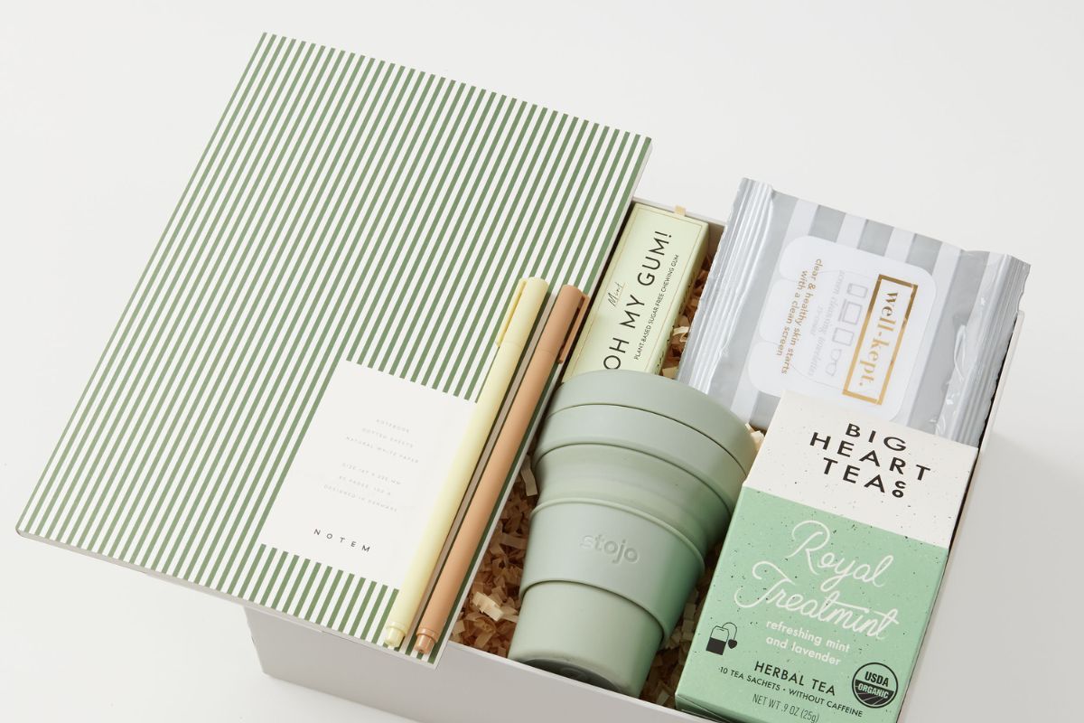 notebook, pen, tea, gum, mug in gift box